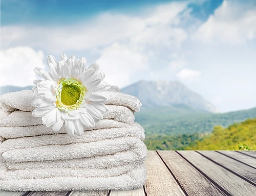 linge plié sur une terrasse vue sur la montagne